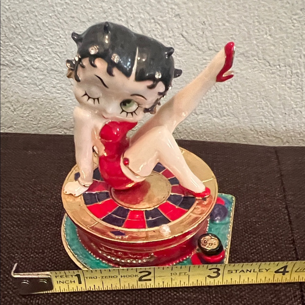 ( 0364) Betty Boop Charming Red and Gold Figurine’s Collection - Picture 6 of 12